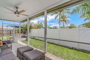 Terrace/patio - Charming duplex near the beach with screened porch, washer/dryer - dog-friendly (Naples)