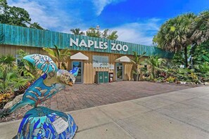 Property grounds - Charming duplex near the beach with screened porch, washer/dryer - dog-friendly (Naples)