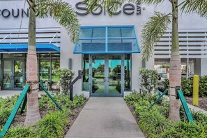 Exterior detail - Contemporary condo with EV charger, central AC, & W/D - snowbird-friendly (Naples)