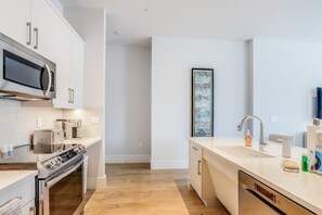 Fridge, microwave, oven, stovetop - Contemporary dog-friendly studio with central AC and washer/dryer (Naples)