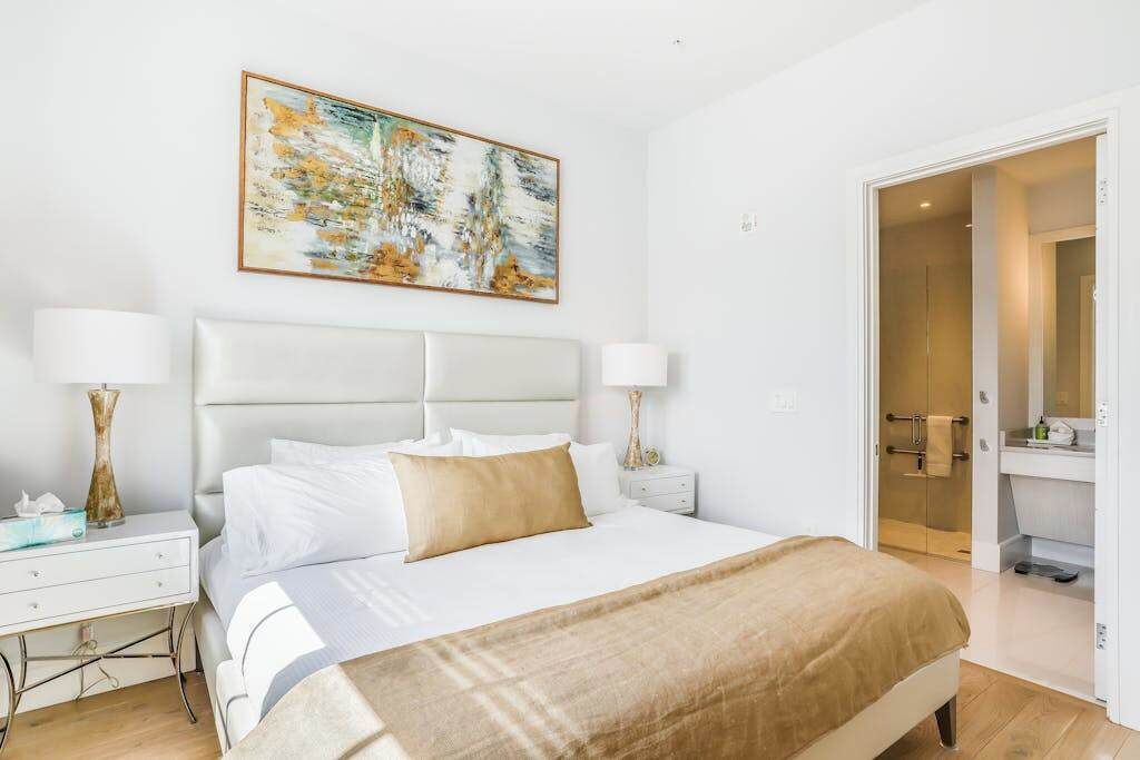 Tabla de planchar con plancha, wifi, ropa de cama