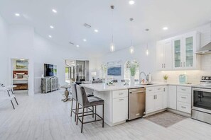 Fridge, microwave, oven, stovetop - Renovated snowbird-friendly home with private heated pool, pool spa, gas grill (Naples)