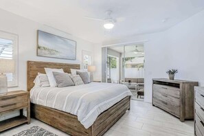 4 bedrooms, desk, travel cot, WiFi - Renovated snowbird-friendly home with private heated pool, pool spa, gas grill (Naples)