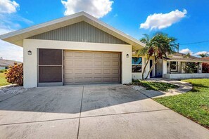 Exterior - Canal-front home with private pool, grill, patio, AC, W/D & gorgeous views (Rotonda West)