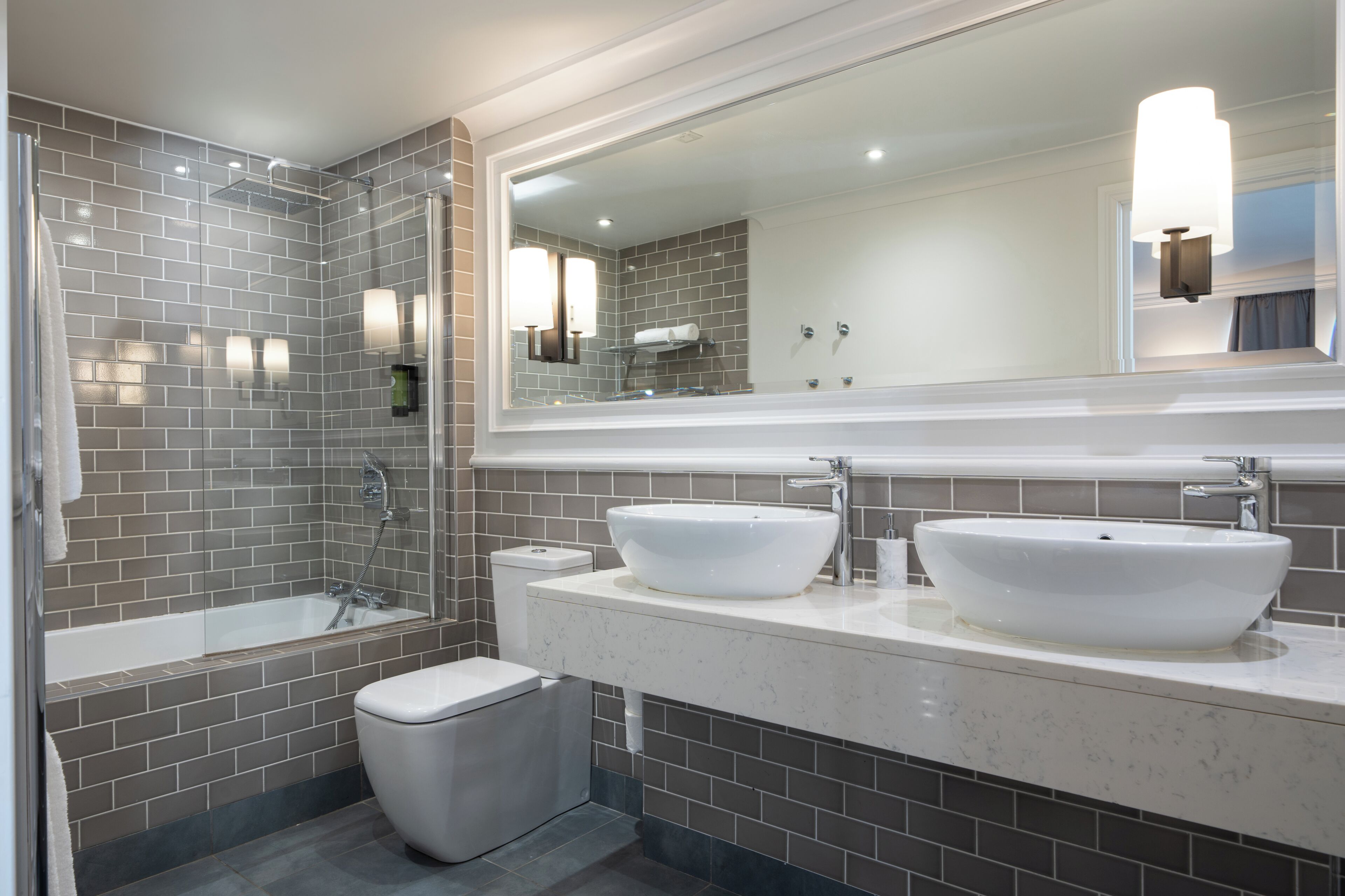 Superior-Suite | Badezimmer | Haartrockner, Hausschuhe, Handtücher, Seife