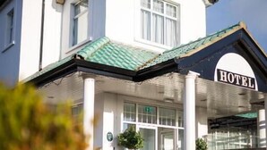 A two-story hotel with a white facade and a green roof. - Ivanhoe Hotel (Belfast)