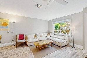 TV, offices - Centrally located, cozy gem, close to beaches, golf and downtown, WIFI and WD (Naples)