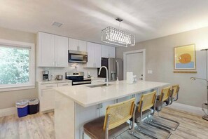 Fridge, microwave, oven, stovetop - Centrally located, cozy gem, close to beaches, golf and downtown, WIFI and WD (Naples)