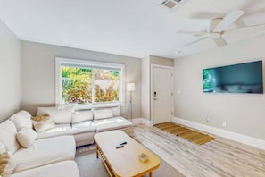 TV, offices - Centrally located, cozy gem, close to beaches, golf and downtown, WIFI and WD (Naples)