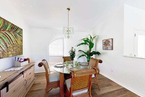 Dining - Bohemian canal-front retreat with pool, beach gear, adult bikes, & AC - dogs ok (Rotonda West)