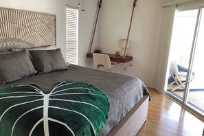 3 bedrooms, iron/ironing board, WiFi, bed sheets - Bohemian canal-front retreat with pool, beach gear, adult bikes, & AC - dogs ok (Rotonda West)