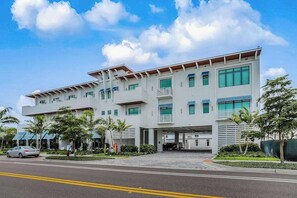 Exterior - Exceptional condo with balcony, WIFi, and located close to beaches and downtown (Naples)