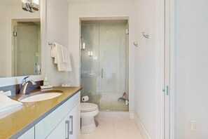 Shower, hair dryer, towels - Exceptional condo with balcony, WIFi, and located close to beaches and downtown (Naples)