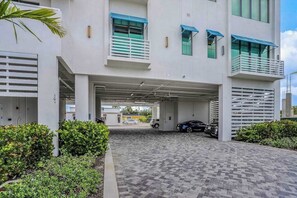 Property grounds - Exceptional condo with balcony, WIFi, and located close to beaches and downtown (Naples)