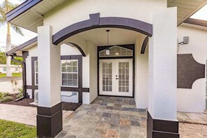 Exterior - Spacious home private heated pool, fireplace, & two kitchens-near downtown (Naples)