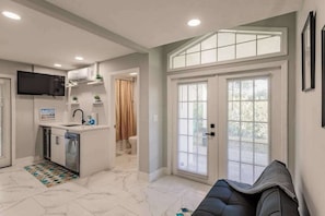 TV, fireplace - Spacious home private heated pool, fireplace, & two kitchens-near downtown (Naples)