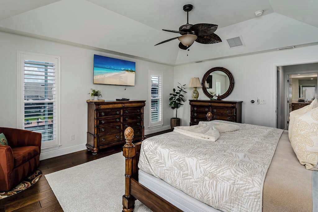 4 bedrooms, iron/ironing board, WiFi, bed sheets