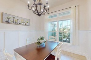 Dining - Cozy home with yard, near attractions, washer & dryer, & WIFI (Rotonda West)