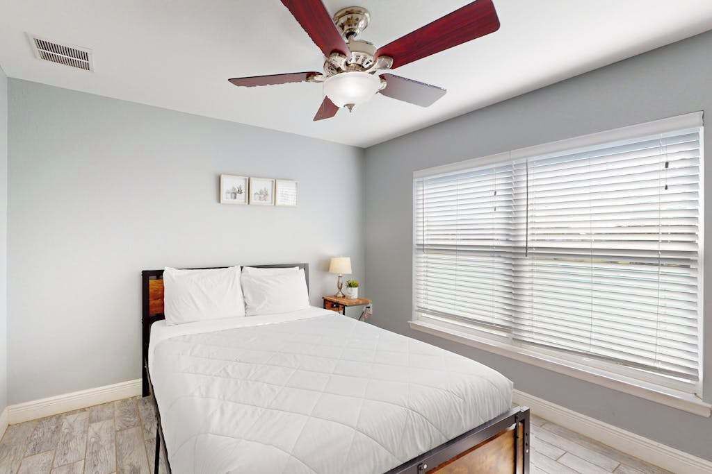 4 bedrooms, iron/ironing board, WiFi, bed sheets
