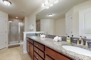 Shower, towels - Cozy home with yard, near attractions, washer & dryer, & WIFI (Rotonda West)