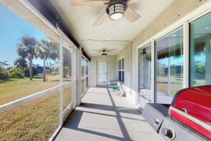 Terrace/patio - Cozy home with yard, near attractions, washer & dryer, & WIFI (Rotonda West)