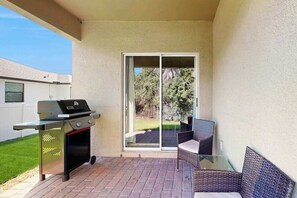 Terrace/patio - Gorgeous coastal home with plenty of privacy, full kitchen & backyard (North Port)
