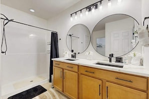 Shower, hair dryer, towels - Gorgeous coastal home with plenty of privacy, full kitchen & backyard (North Port)