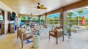Un espacio interior amplio con ventiladores de techo, asientos cómodos y ventanas grandes que ofrecen vistas al exterior.
