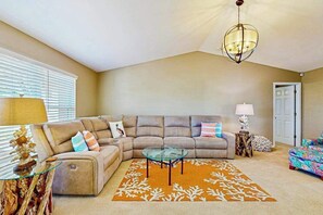 TV, video games, table football - Entertaining home with Heated Pool & Game Room! Snowbird friendly (Cape Coral)