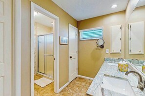 Shower, hair dryer, towels - Entertaining home with Heated Pool & Game Room! Snowbird friendly (Cape Coral)