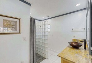 Shower, hair dryer, towels - Beautiful, dog-friendly home with in ground pool, putting green & sundeck (North Fort Myers)