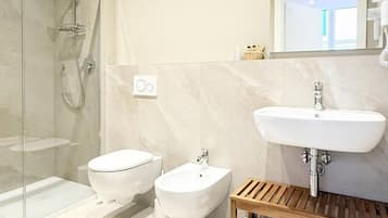 Triple Room | Bathroom | Hair dryer, towels, soap, shampoo