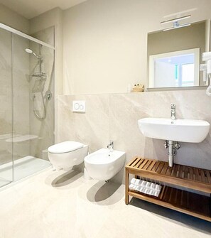 Habitación triple | Baño | Secadora de cabello, toallas, jabón, shampoo 