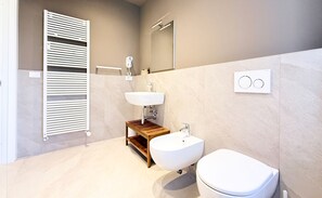 Habitación doble | Baño | Secadora de cabello, toallas, jabón, shampoo 