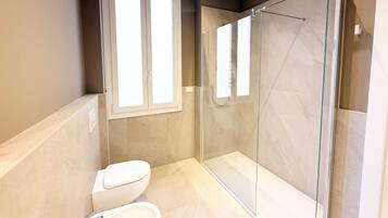 Double Room | Bathroom | Hair dryer, towels, soap, shampoo