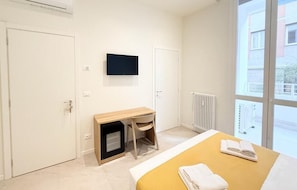 Double Room | Desk, laptop workspace, free WiFi - Saragozza 114 (Bologna)