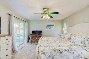3 bedrooms, desk, iron/ironing board, travel cot - Dog-friendly home w/private salt water in ground pool & close to Shamrock Park (Venice)