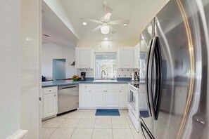 Fridge, microwave, oven, stovetop - Dog-friendly home w/private salt water in ground pool & close to Shamrock Park (Venice)