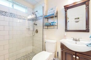 Shower, hair dryer, towels - Beautiful Lakefront Home with Private Pool/Spa, Furnished Lanai, Grill, & WiFi (Fort Myers)