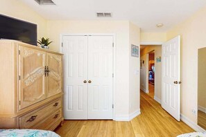 Iron/ironing board, WiFi, bed sheets - Beautiful Lakefront Home with Private Pool/Spa, Furnished Lanai, Grill, & WiFi (Fort Myers)