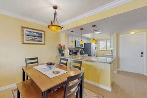Dining - Beachfront condo with balcony, community pool, and Wifi (Fort Myers Beach)
