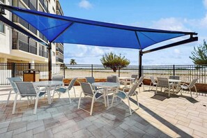 Outdoor dining - Beachfront condo with balcony, community pool, and Wifi (Fort Myers Beach)