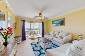 TV, DVD player, offices - Beachfront condo with balcony, community pool, and Wifi (Fort Myers Beach)
