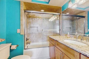 Shower, hair dryer, towels - Beachfront condo with balcony, community pool, and Wifi (Fort Myers Beach)