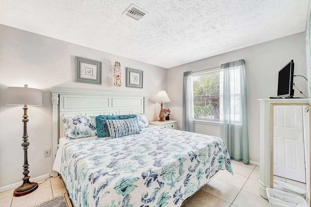 6 bedrooms, iron/ironing board, WiFi, bed sheets
