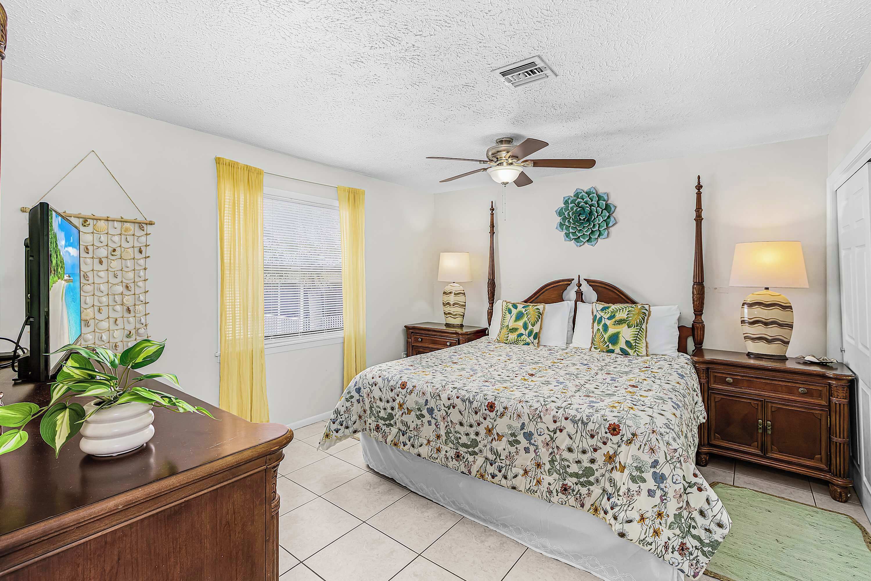 6 bedrooms, iron/ironing board, WiFi, bed sheets