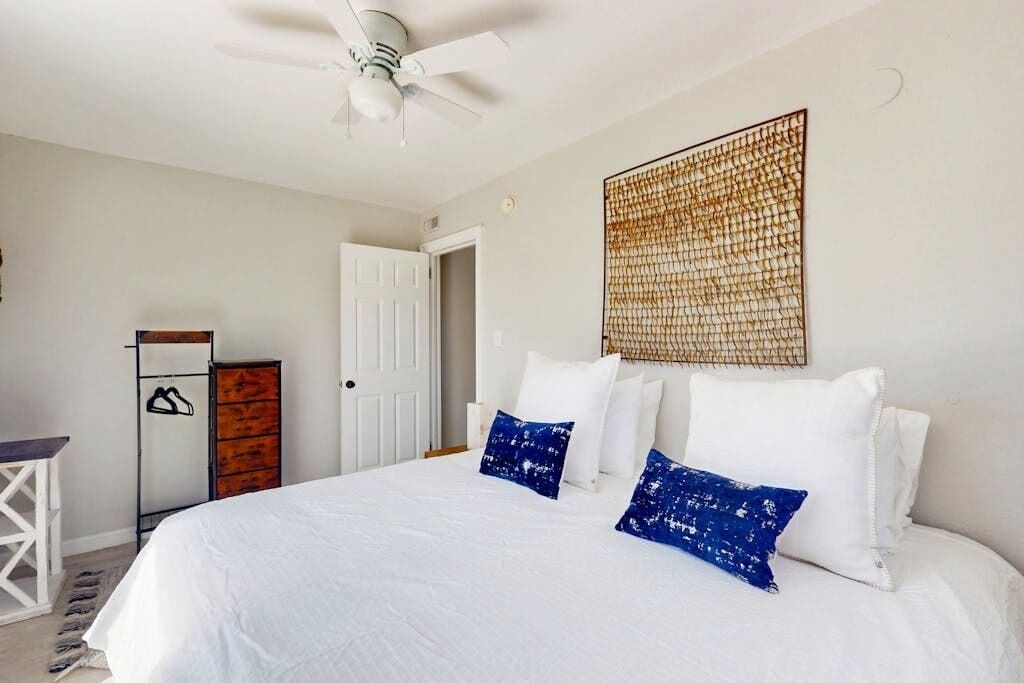 4 bedrooms, iron/ironing board, internet, bed sheets