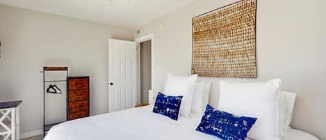 4 bedrooms, iron/ironing board, Internet, bed sheets
