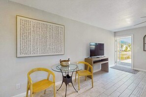 Dining - Spacious master duplex w full kitchen, close to beach & shopping (Naples)