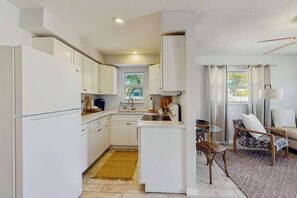 Fridge, microwave, oven, stovetop - Spacious master duplex w full kitchen, close to beach & shopping (Naples)